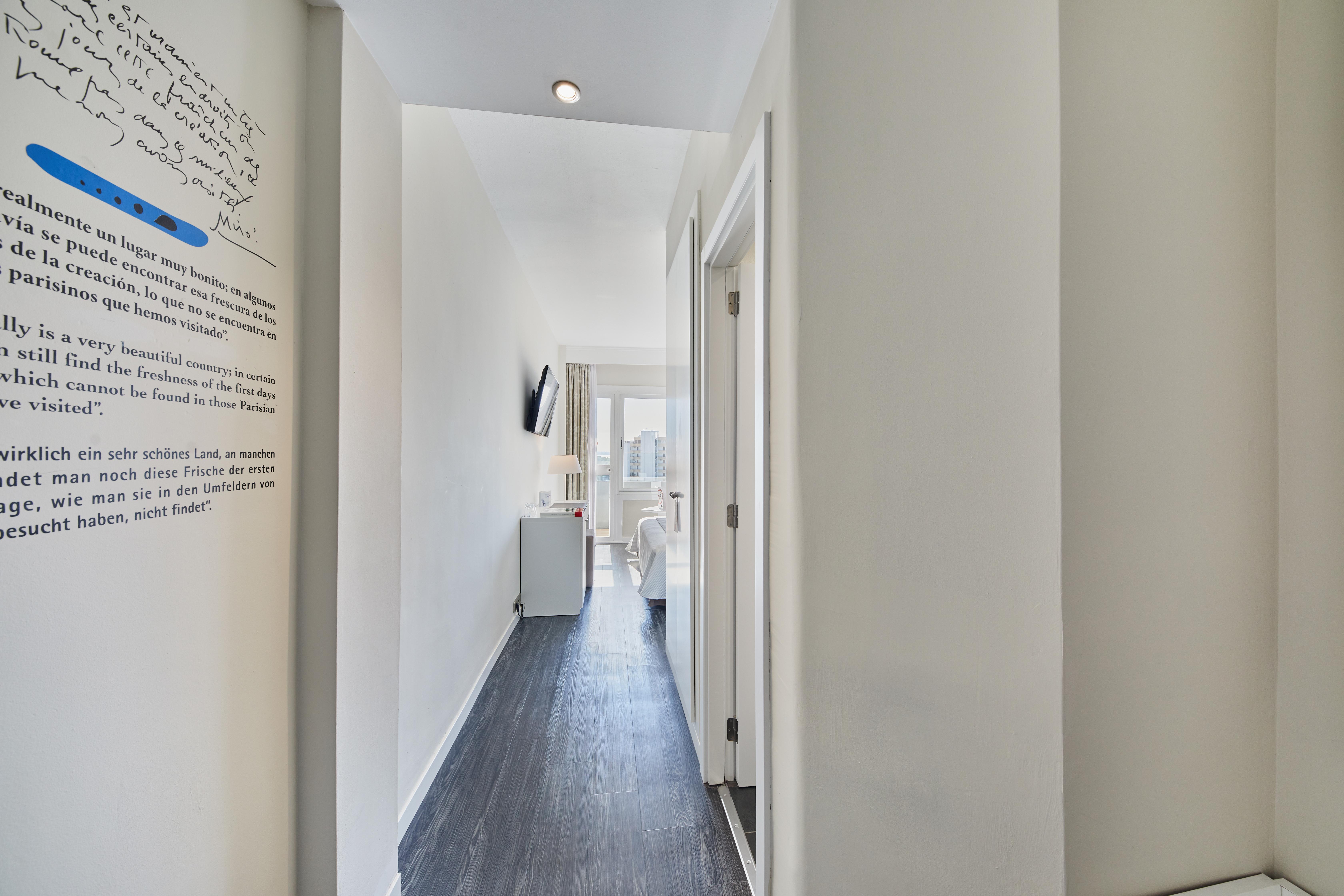Hotel Joan Miro Museum Πάλμα ντε Μαγιόρκα Εξωτερικό φωτογραφία The hallway of a room at the hotel