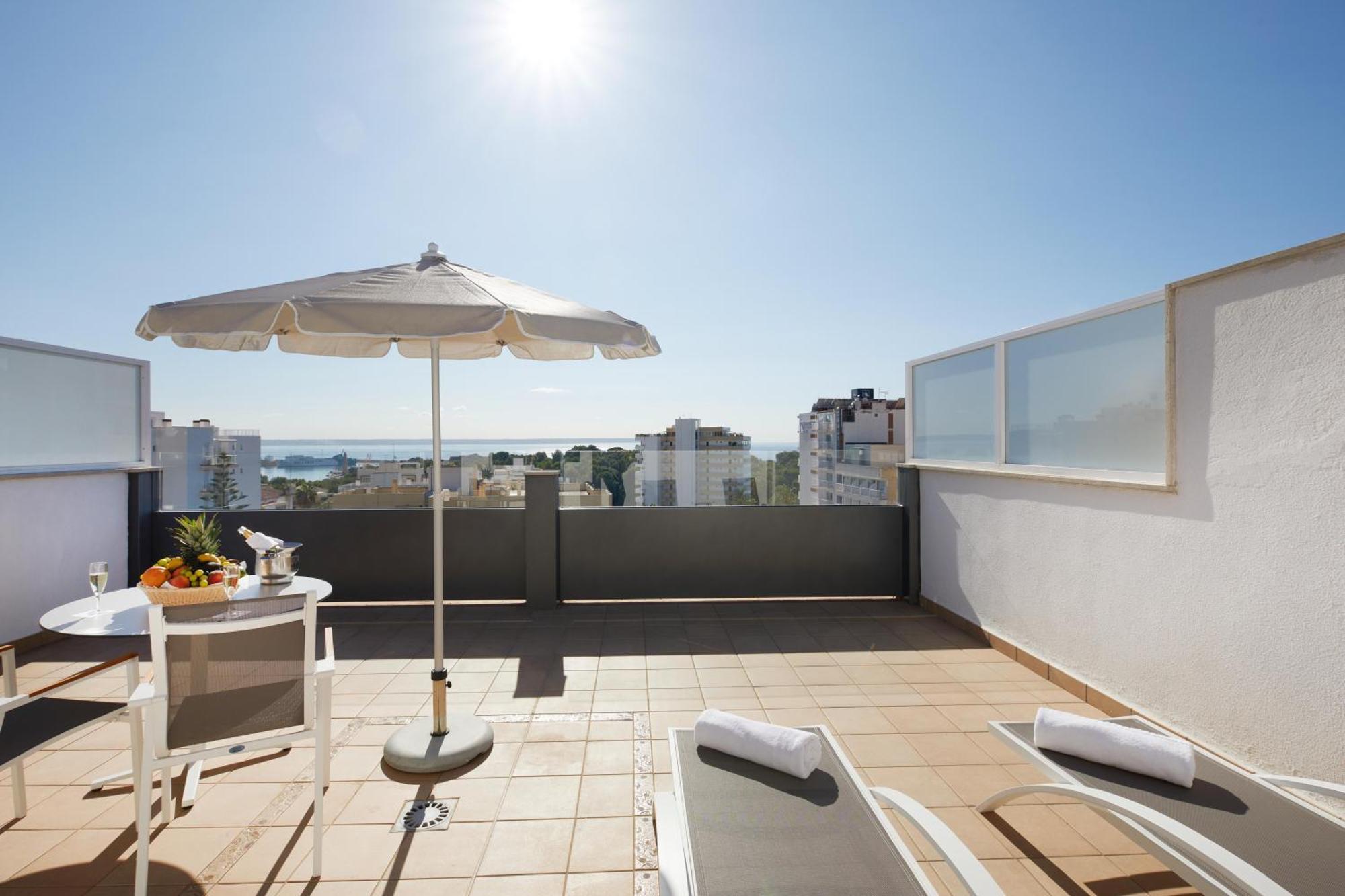 Hotel Joan Miro Museum Πάλμα ντε Μαγιόρκα Εξωτερικό φωτογραφία A balcony of a room at the hotel